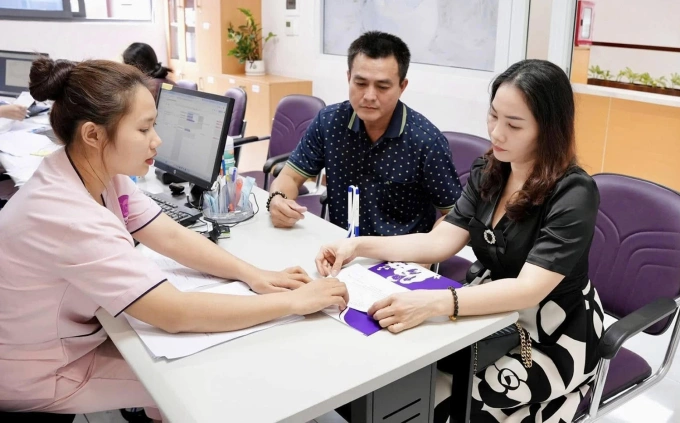 Diễn viên Cao Minh Đạt và vợ làm thủ tục thăm khám để làm thụ tinh nhân tạo tại một bệnh viện ở TP HCM. Ảnh: Nhân vật cung cấp