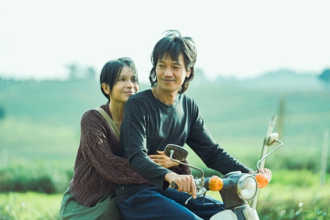 Diễn viên Khả Như (trái) và Quang Tuấn trong phim. Ảnh: Đoàn phim cung cấp