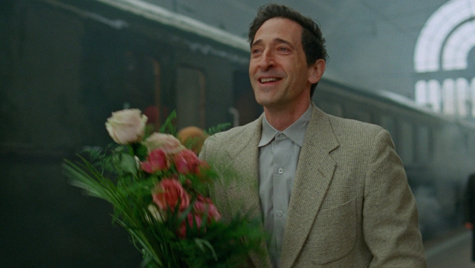 Adrien Brody trong The Brutalist, tác phẩm giúp anh giành giải Nam chính xuất sắc Oscar 2025. Ảnh: A24
