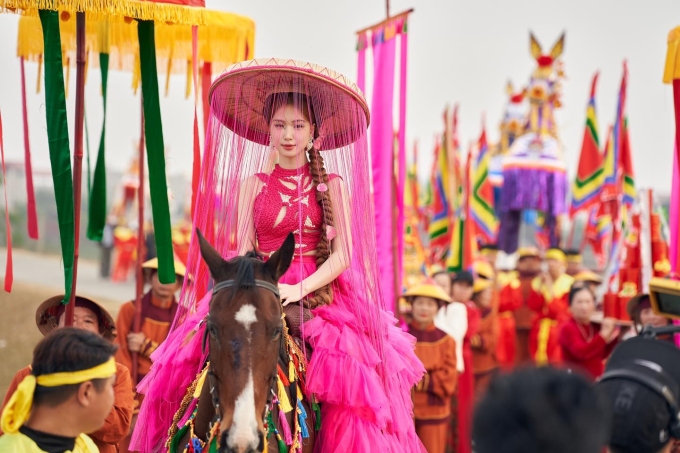 Hòa Minzy trong MV. Ảnh: Nhân vật cung cấp