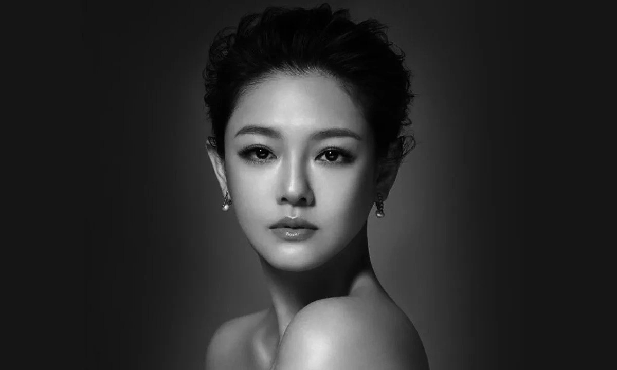 Chồng con tiễn biệt Từ Hy Viên trong mưa
