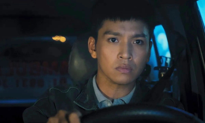 Diễn viên Bạch Công Khanh vào vai chính - Nhân, một lái xe cứu thương. Ảnh: Hương Lê