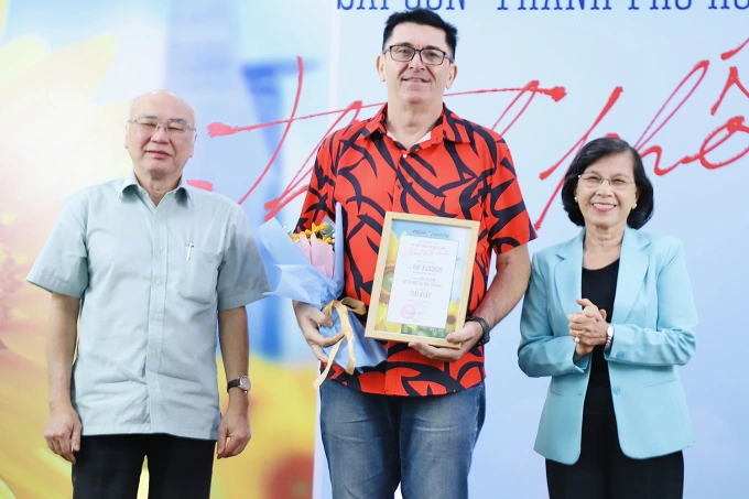Ông Ray KusChert (giữa) nhận giải ở sự kiện. Ảnh: Thành Lâm