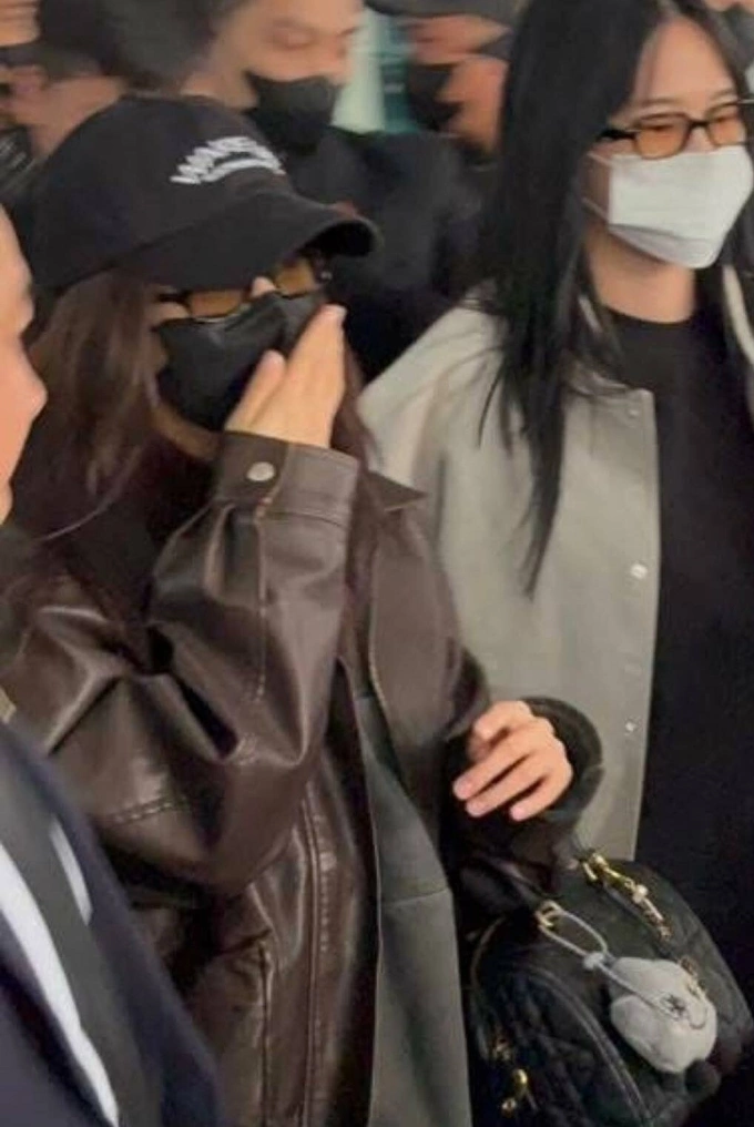 Jisoo (trái) tại sân bay Nội Bài sáng 30/3. Ảnh: Thanh Lâm