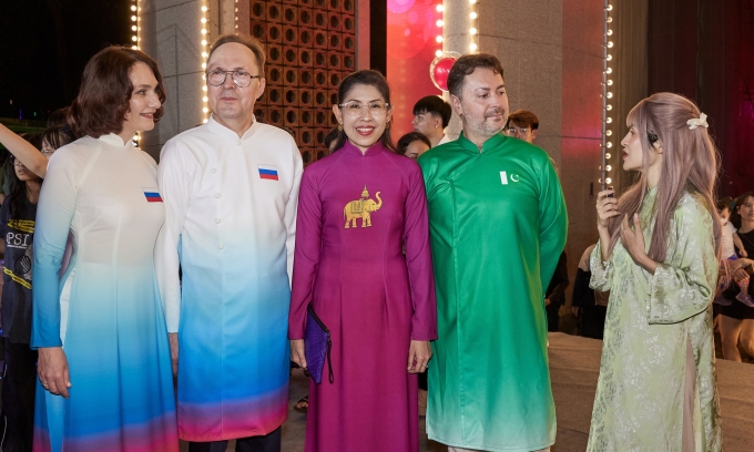 Từ trái qua gồm