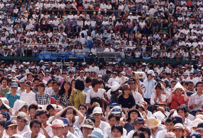 Khán giả dự lễ trao giải Làn Sóng Xanh 1998. Ảnh: Làn Sóng Xanh