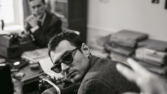 Guillaume Marbeck đóng đạo diễn Jean-Luc Godard trong phim Nouvelle Vague. Ảnh: ARP Productions