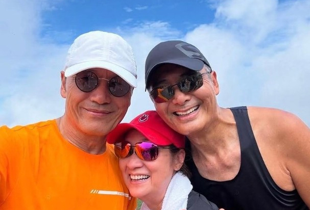 Châu Nhuận Phát (phải) và vợ chồng Miêu Kiều Vỹ, Thích Mỹ Trân leo núi. Ảnh: On