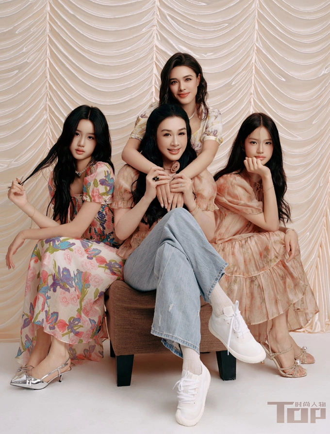 Lệ Đề bên ba con gái. Ảnh: Top