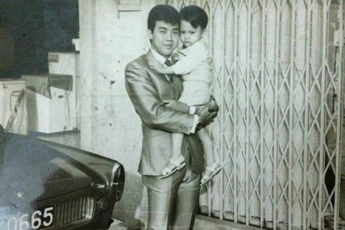 Nghệ sĩ Hữu Châu lúc nhỏ bên chú - danh hài Bảo Quốc. Ảnh: Nhân vật cung cấp