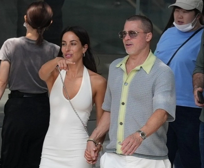 Cặp sao tay trong tay trên phố Tokyo hôm 27/6. Ảnh: Splash News