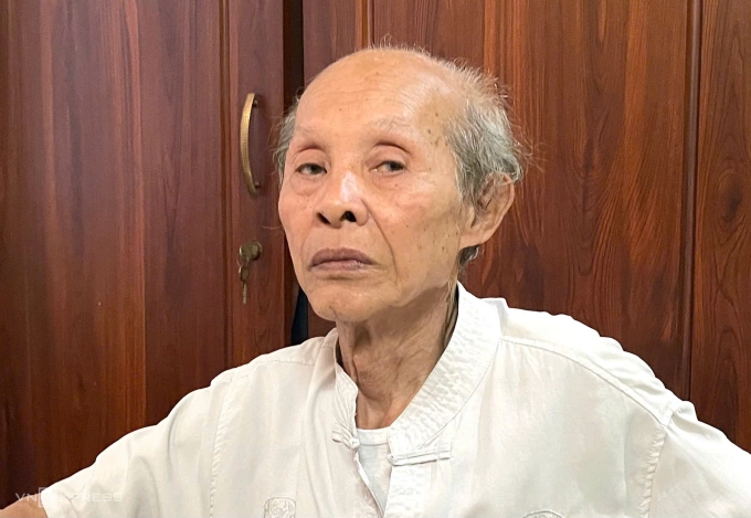 Nghệ sĩ Văn Toản tại nhà riêng. Ảnh: Phương Linh