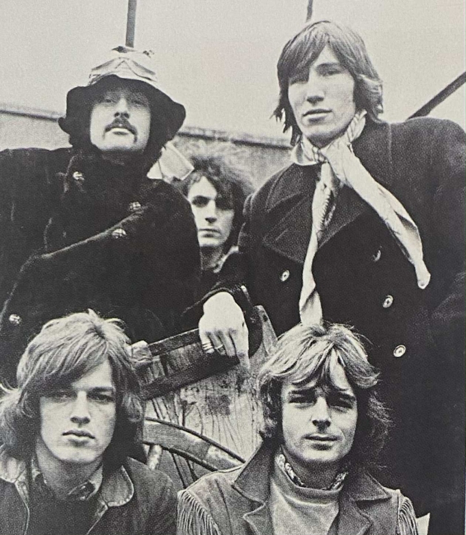 Bức ảnh Pink Floyd đủ năm thành viên vào tháng 1/1968, vị trí của Syd ở phía sau có thể là một sự tình cờ, hoặc khả năng hơn, là một sự cố ý. Ảnh: Sách Điên rồ và hoàn mỹ - Những câu chuyện chưa kể về Pink Floyd