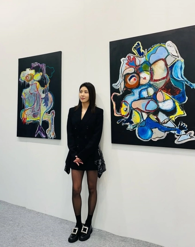 Minh tinh giới thiệu loạt tranh trừu tượng tại triển lãm cá nhân năm ngoái. Ảnh: Instagram Hajiwon1023