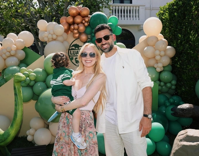 Lindsay Lohan bế con trai, đứng cạnh chồng trong tiệc sinh nhật của bé. Ảnh: Instagram Lindsay Lohan