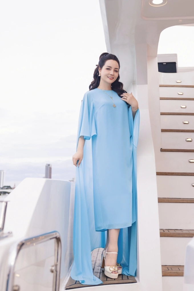 Diễn viên Mai Thu Huyền đẹp mặn mà, diện thiết kế oversized toát lên vẻ sang trọng