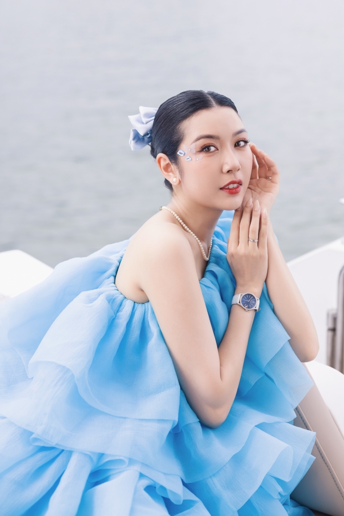 Thúy Vân phối trang phục với vòng cổ ngọc trai.