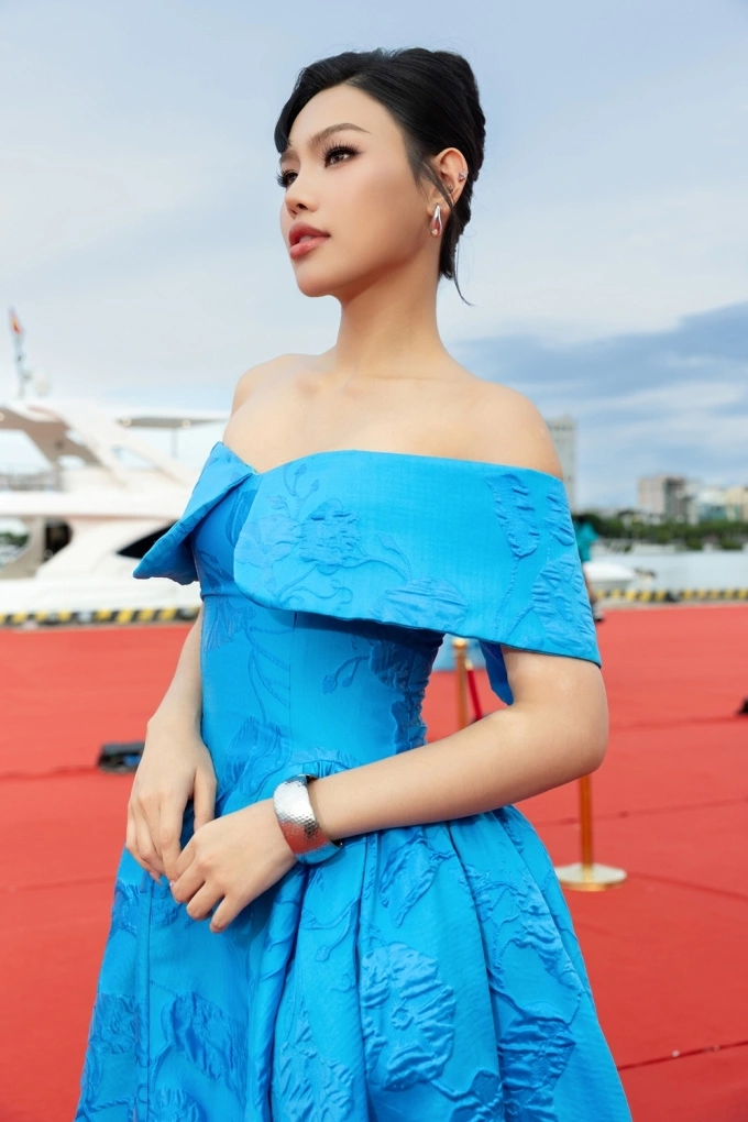 Á hậu Cẩm Ly