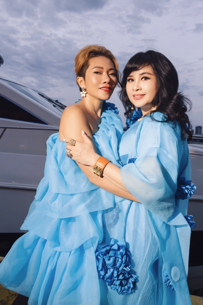 Ca sĩ Hà Trần cùng đàn chị thân thiết Thanh Lam.