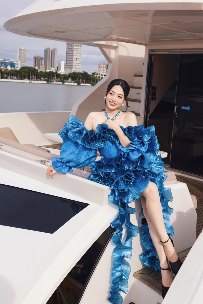 Á hậu Phương Nga diện thiết kế xếp tầng.