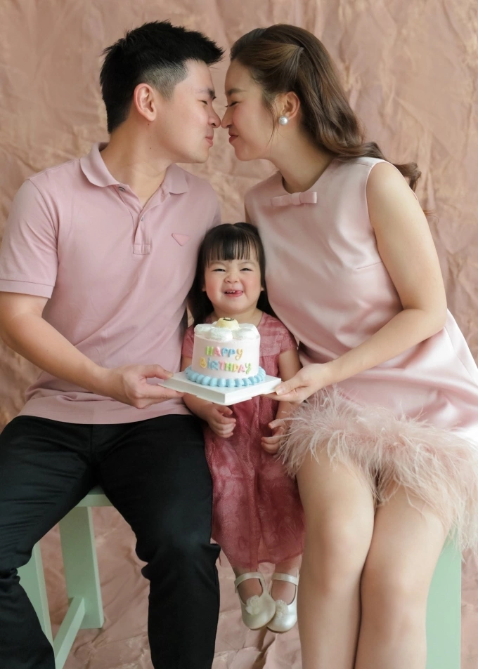 Gia đình Đỗ Mỹ Linh chụp ảnh kỷ niệm dịp con gái tròn hai tuổi.