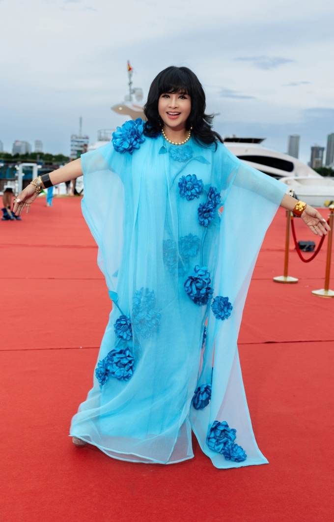 Diva Thanh Lam phối đầm dáng rộng với nhiều phụ kiện như nhẫn, vòng cổ, lắc tay.