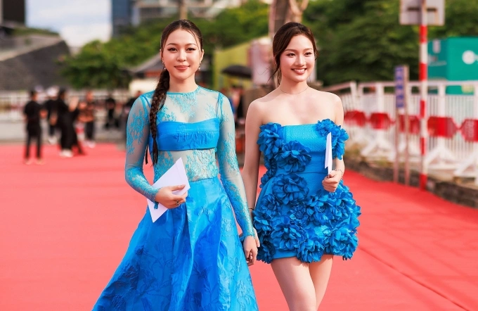Hoa hậu Kiều Duy (trái) và Á hậu Phương Thanh trên thảm đỏ.