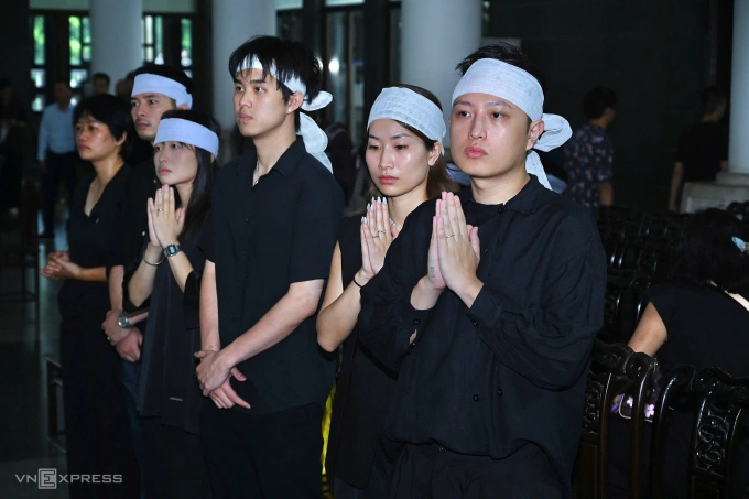 Gia quyến họa sĩ Lê Thiết Cương.