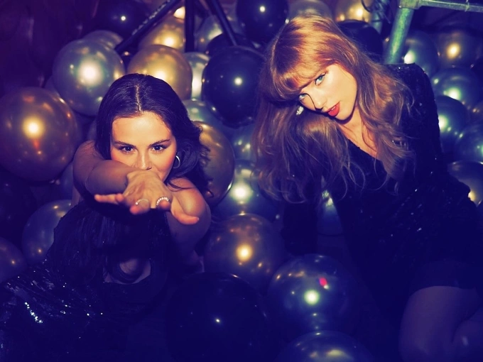 Selena Gomez tạo dáng bên bạn thân Taylor Swift trong tiệc sinh nhật sớm. Ảnh: Instagram/ Selena Gomez