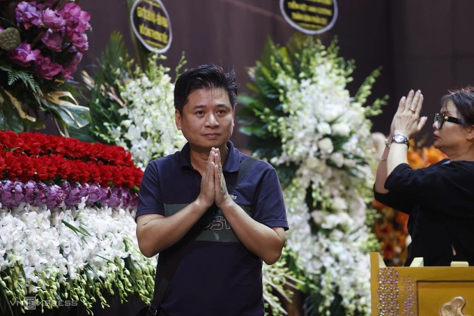 Ca sĩ Tấn Minh viếng tang.