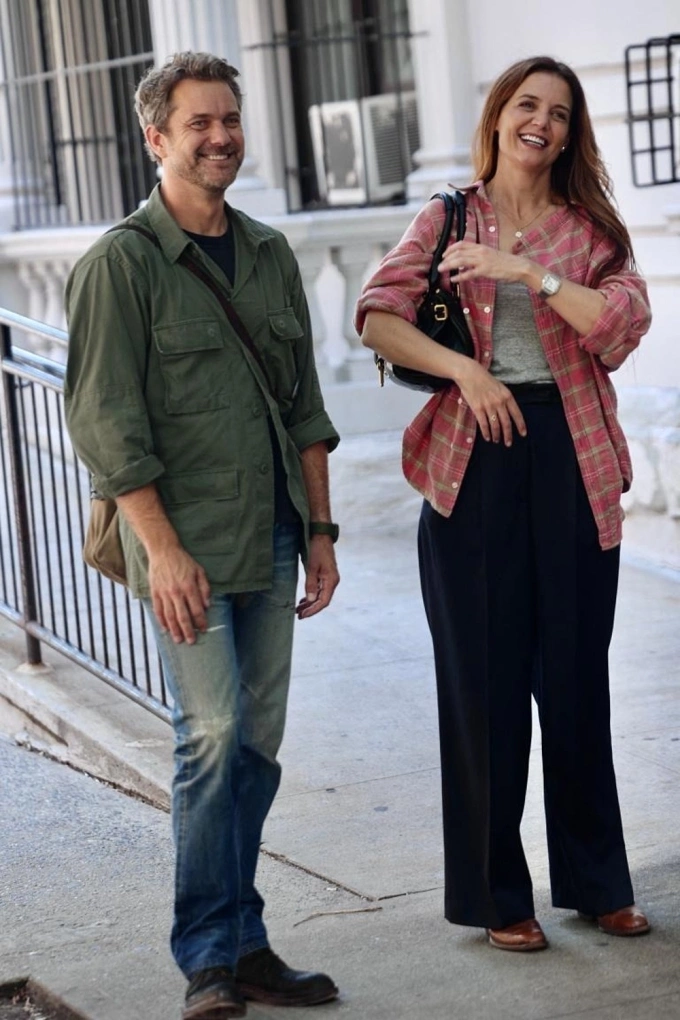 Katie Holmes và Joshua Jackson trên phố New York hôm 21/7. Ảnh: Mega