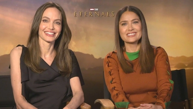 Angelina Jolie (trái) và Salma Hayek trong cuộc phỏng vấn dịp ra mắt Eternals (2021). Ảnh: Access Hollywood