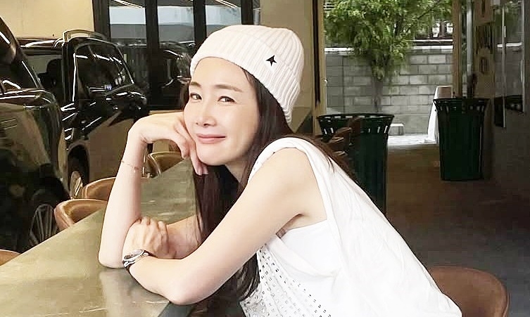 Gu mặc đời thường của 'Nữ hoàng nước mắt' Choi Ji Woo
