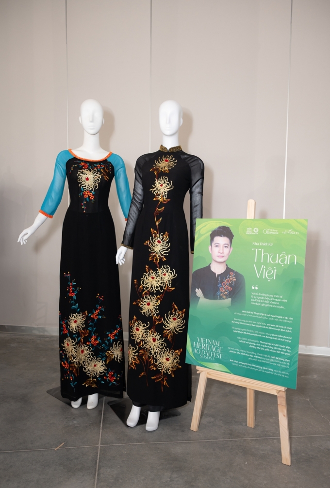 Áo dài của nhà thiết kế Thuận Việt tại triển lãm. Anh cho biết giữ nguyên tắc trong công việc, sáng tạo trang phục nhưng phải giữ tinh thần nguyên bản, không đánh mất giá trị văn hóa.