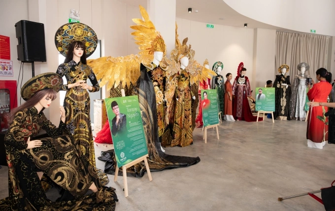 Mùa thứ ba của Vietnam Heritage Ao Dai Fest - Lễ hội di sản áo dài khai mạc ngày 24/7, quy tụ hàng chục nhà thiết kế trong nước tham dự. Ban tổ chức sắp xếp một không gian mở tại địa điểm thuộc Công viên Thủ Thiêm, trưng bày các tác phẩm áo dài tâm đắc của 50 nhà thiết kế trên khắp cả nước.