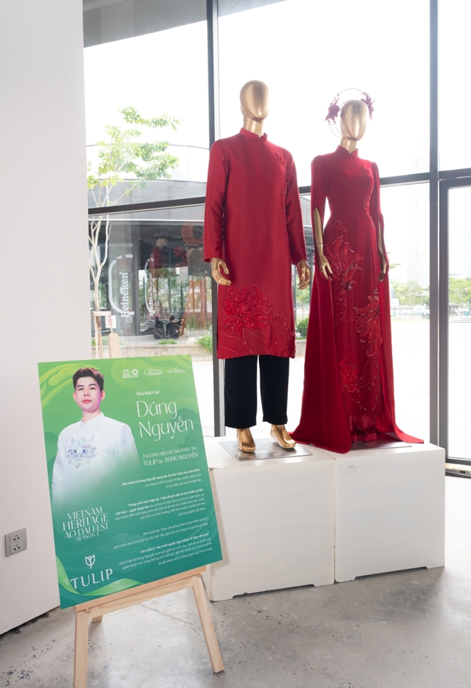 Nhà thiết kế trẻ Dũng Nguyễn giới thiệu các kiểu áo dài đôi họa tiết hoa sen trên nền chất liệu lụa cao cấp.