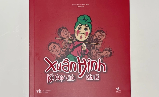 Ấn phẩm gần 300 trang, do THBooks phát hành. Ảnh: Phương Linh