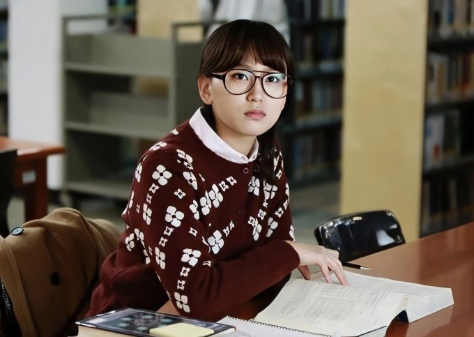 Tạo hình Ryu Hye Young trong Reply 1988. Ảnh: tvN