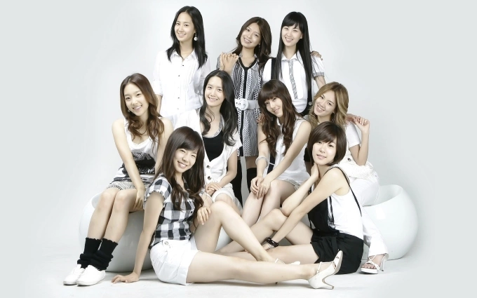 SNSD ra mắt showbiz Hàn năm 2007, với 9 thành viên gồm: Yoona, Jessica, Tae Yeon, Tiffany, Soo Young, Hyo Yeon, Sunny, Yuri và em út Seo Hyun. Năm 2014, Jessica rời nhóm. Ảnh: SM