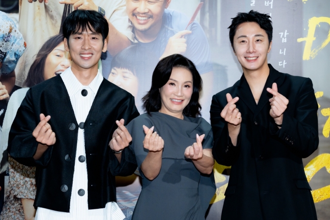 Từ phải qua: Jung Il Woo, Hồng Đào, Tuấn Trần ở sự kiện chiều 29/7. Ảnh: Quỳnh Như