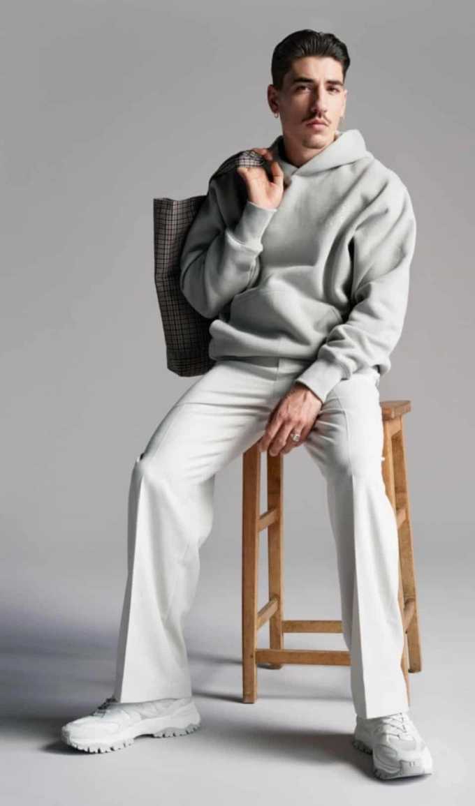 Cầu thủ Héctor Bellerín làm mẫu thời trang. Ảnh: H&M