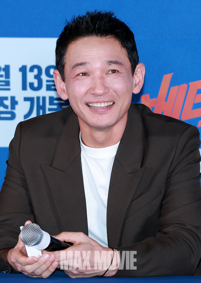 Tài tử Hwang Jung Min trong buổi ra mắt phim Veteran 2, đóng cùng Jung Hae In. Ảnh: Max Movie