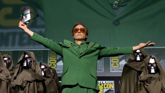 Tài tử Robert Downey Jr. xuất hiện với tạo hình Doctor Doom trên sân khấu sự kiện San Diego Comic-Con 2024. Anh chuẩn bị trở lại Vũ trụ điện ảnh Marvel với vai phản diện trong Avengers: Doomsday và Avengers: Secret War, lần lượt ra mắt vào tháng 5/2026 và tháng 5/2027. Ảnh: San Diego Comic-Con