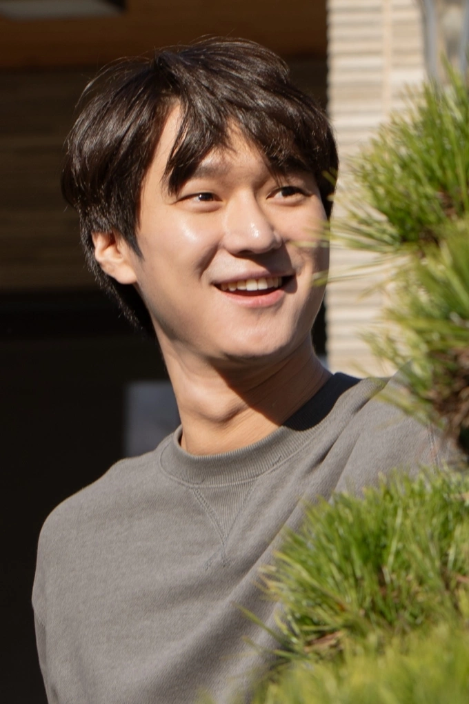 Tạo hình Go Kyung Pyo trong phim Mang mẹ đi bỏ. Ảnh: Đoàn phim cung cấp