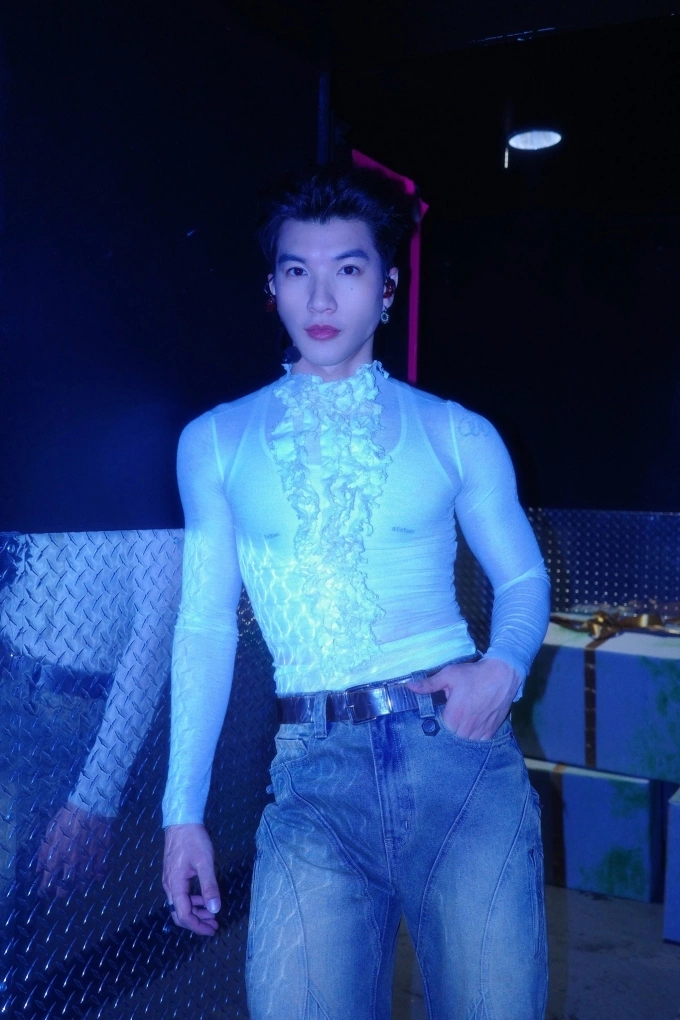 Hiếu Thứ Hai phối áo bèo nhún và quần jeans.