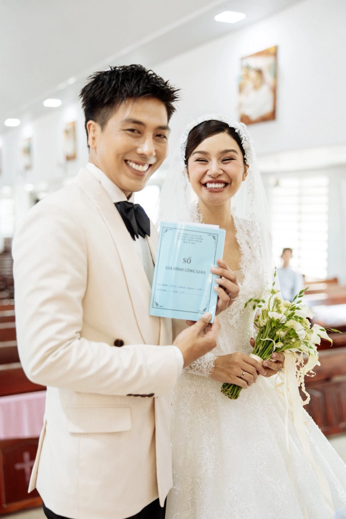Lê Thu Trang và Quang Sơn học giáo lý hôn nhân vài tháng trước hôn lễ. Ảnh: Nhân vật cung cấp