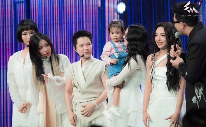 Bảo Anh bế con gái giới thiệu với mọi người trên sân khấu.