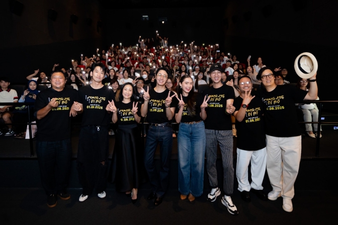 Từ phải qua: êkíp gồm đạo diễn Mo Hong Jin, Vinh Râu, Hải Triều, Juliet Bảo Ngọc, Jung Il Woo, Hồng Đào, Tuấn Trần, nhà sản xuất Phan Gia Nhật Linh.