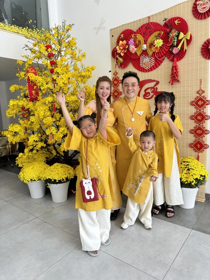 Dương Ngọc Thái bên vợ và ba con trong chuyến du xuân đầu năm.