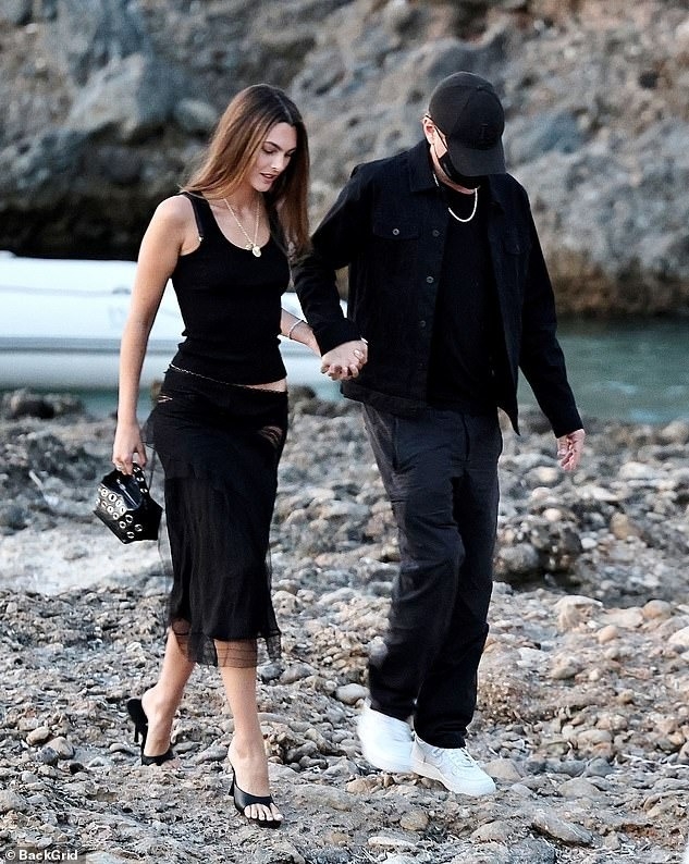 Diễn viên Leonardo DiCaprio và bạn gái, siêu mẫu Vittoria Ceretti. Ảnh: Backgrid